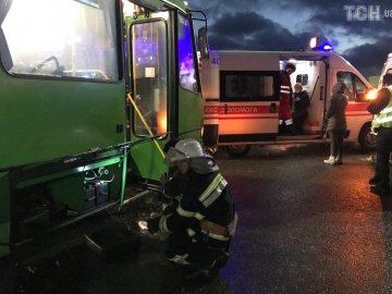Під Києвом вантажівка в'їхала у маршрутку з пасажирами. ФОТО