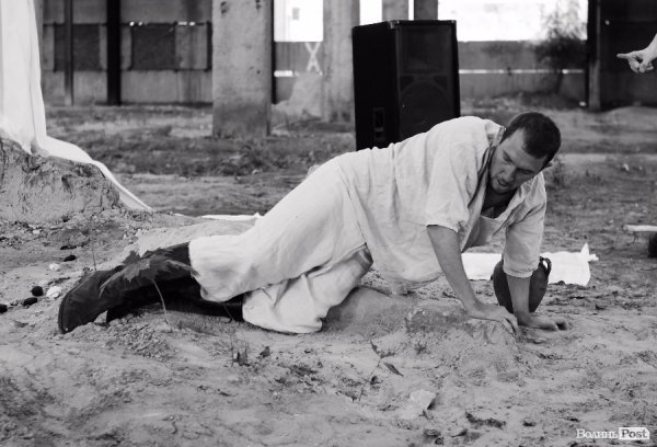 «Мандрівний вішак» у Луцьку епатував, дивував та змушував задуматись. ФОТО