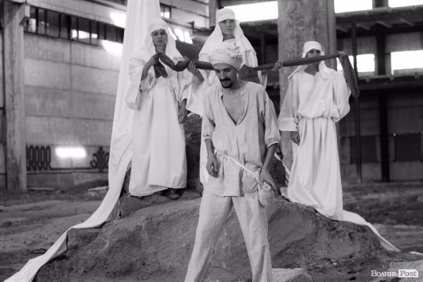 «Мандрівний вішак» у Луцьку епатував, дивував та змушував задуматись. ФОТО