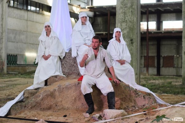 «Мандрівний вішак» у Луцьку епатував, дивував та змушував задуматись. ФОТО