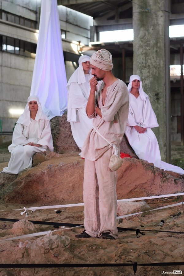 «Мандрівний вішак» у Луцьку епатував, дивував та змушував задуматись. ФОТО