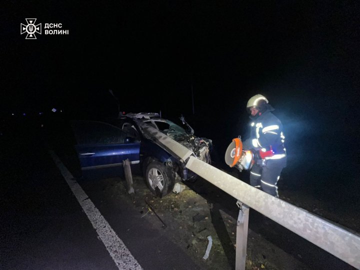 На Волині водій автівки зіткнувся з відбійником