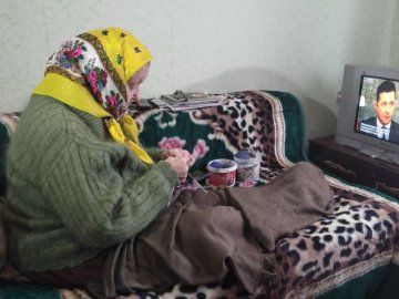 Пенсіонерка з Волині зв'язала і передала на передову 120 пар шкарпеток. ВІДЕО