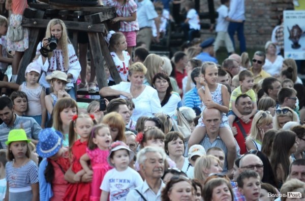 Найменші глядачі «Поліського літа» на плечах в батьків. ФОТОРЕПОРТАЖ