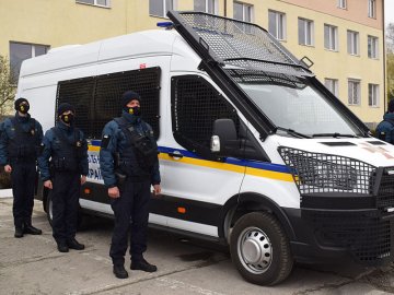 Луцькі нацгвардійці патрулюють вулиці міста на новому спецавто. ФОТО