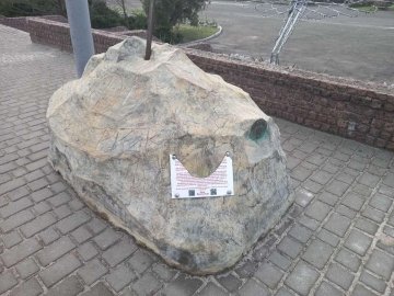 На Волині завдяки соцмережам знайшли молодика, який пошкодив монумент у парку