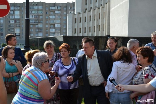 Матері військових під облрадою вимагають ротації в зоні АТО. ФОТО