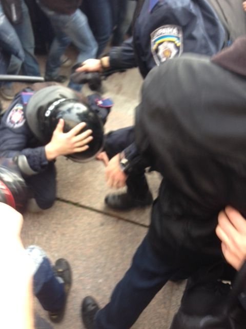 Під Київрадою побили «беркутівця». ФОТО