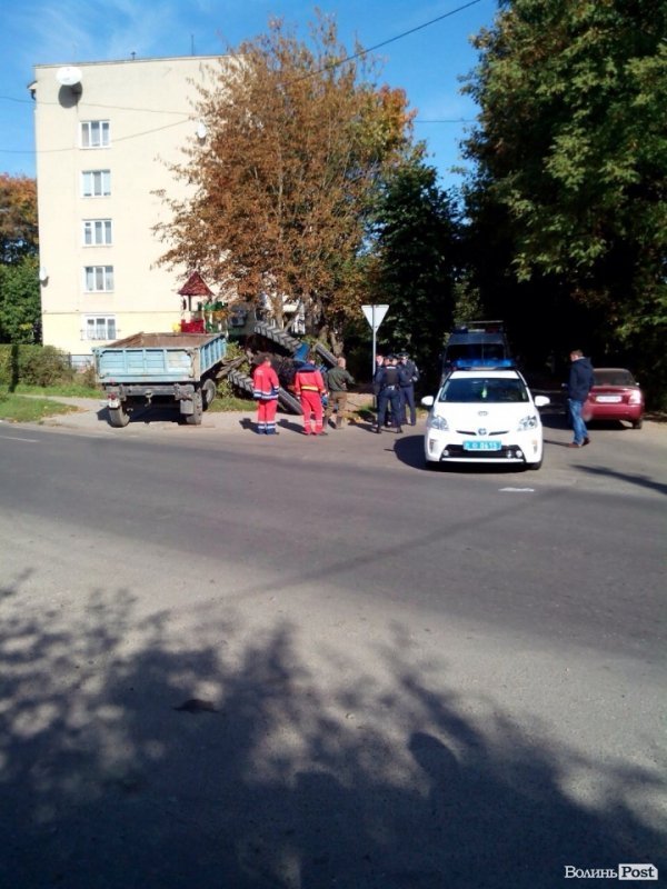 У Луцьку перекинувся трактор. ФОТО