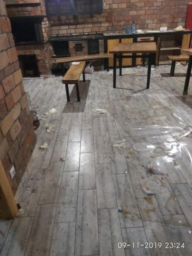 На Волині компанія юнаків розтрощила все у будиночку, де святкувала день народження. ФОТО 