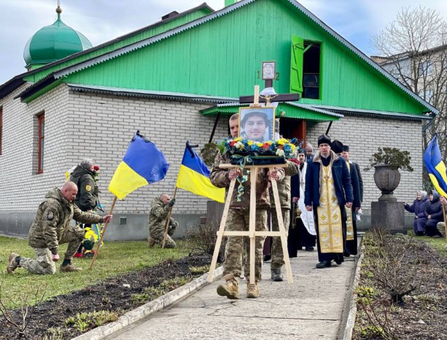 Назавжди 33: на Волині попрощалися з Героєм Романом Филипенком