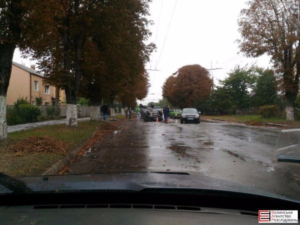 У Луцьку на вулиці Потебні перевернулось «Рено Велсатіс». ФОТО