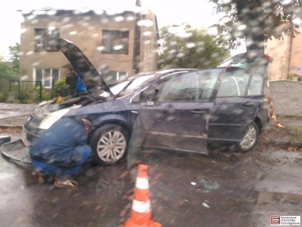 У Луцьку на вулиці Потебні перевернулось «Рено Велсатіс». ФОТО