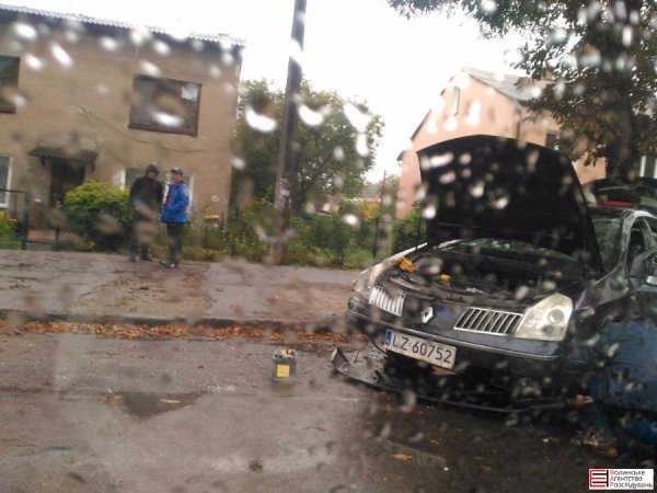 У Луцьку на вулиці Потебні перевернулось «Рено Велсатіс». ФОТО