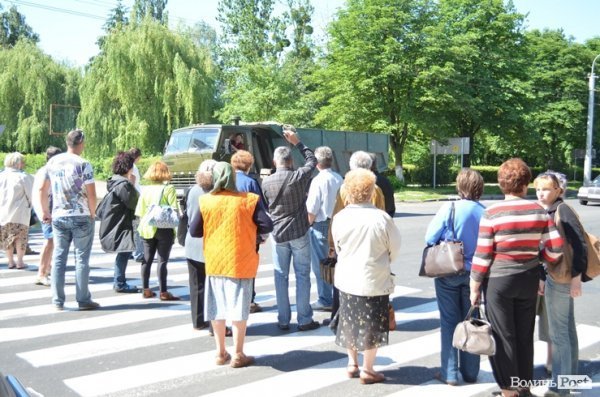 Обурені мешканці обваленого будинку перекрили дорогу. ФОТО