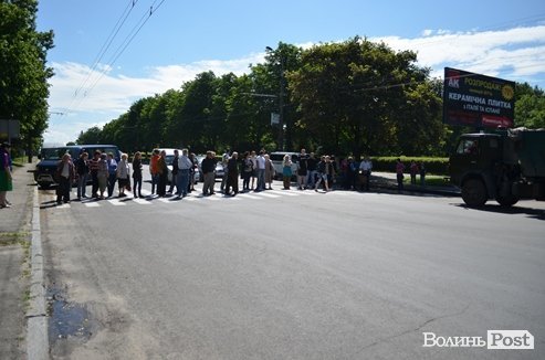Обурені мешканці обваленого будинку перекрили дорогу. ФОТО