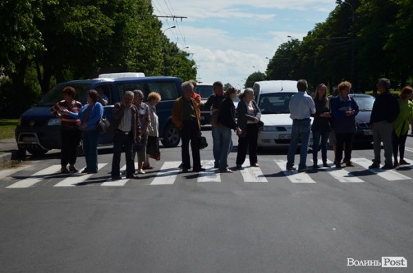 Обурені мешканці обваленого будинку перекрили дорогу. ФОТО
