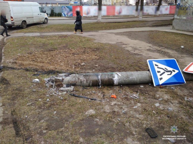У Луцьку п'янючий водій на бусі збив стовп