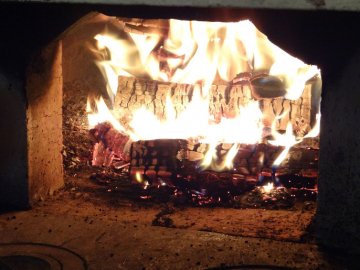 Пропалив шкіру до кісток: на Рівненщині п'яний чоловік запхав голову та руки у розпалену грубку