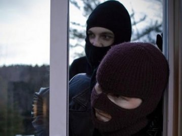 Покарали грабіжників, які зі зброєю увірвалися у будинок волинянки