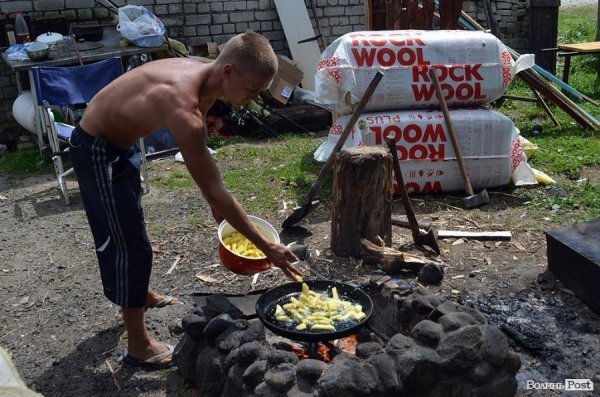 Є кухня, де можна замовити поїсти: уха, риба, картопля, мідії, шашлики, плов.