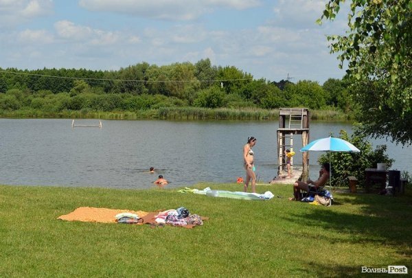 Тим, хто не любить дуже людних місць, варто приїздити сюди у будні. Люди є, але небагато.