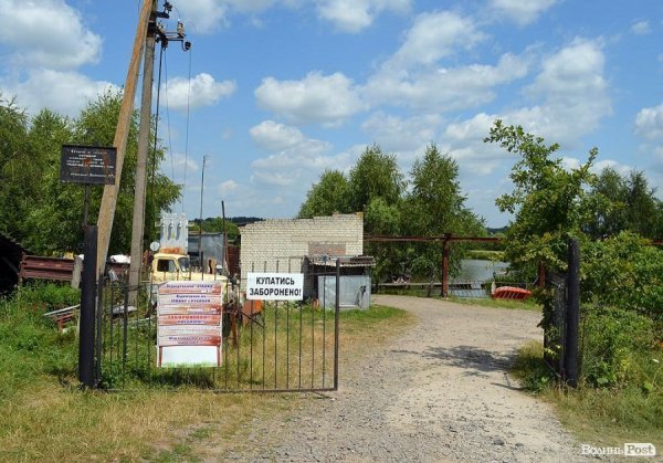 На територію автівками не пускають, хіба велосипедами.