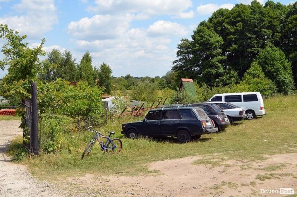 Авто, велосипеди паркують під самою огорожею.