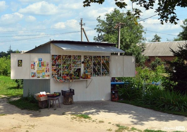 У селі є магазин, бар і кіоск. Від ставу до кіоска – близько кілометра. 