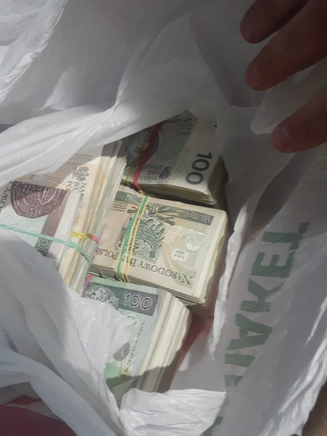 На кордоні з Польщею затримали агресивного валютника з великою сумою грошей. ФОТО. ВІДЕО