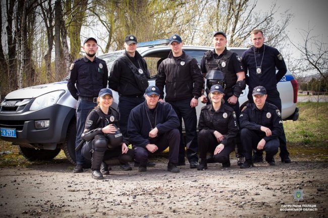 Добро робити легко: як волинські патрульні фотографувалися з безпритульними песиками