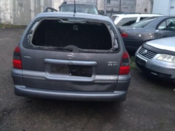 В знак протесту: на Волині чоловіки потрощили свій автомобіль. ФОТО