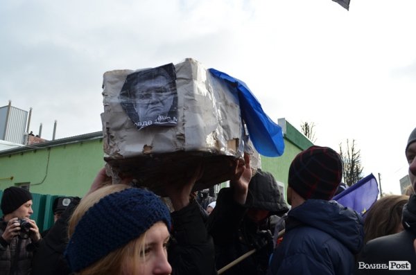 У Луцьку спалили «труну Партії регіонів». ФОТО. ВІДЕО