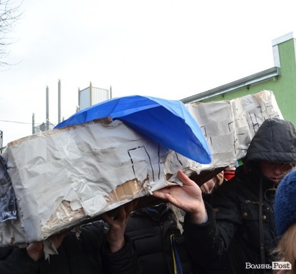 У Луцьку спалили «труну Партії регіонів». ФОТО. ВІДЕО