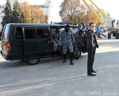 «Беркут» влаштував показову бійку у центрі Луцька. ФОТО