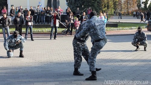 «Беркут» влаштував показову бійку у центрі Луцька. ФОТО