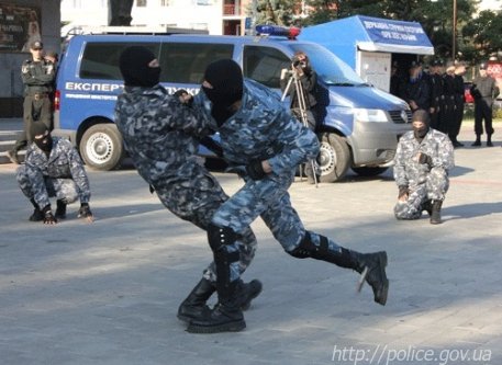 «Беркут» влаштував показову бійку у центрі Луцька. ФОТО