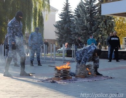 «Беркут» влаштував показову бійку у центрі Луцька. ФОТО