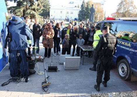 «Беркут» влаштував показову бійку у центрі Луцька. ФОТО