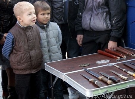 «Беркут» влаштував показову бійку у центрі Луцька. ФОТО