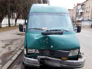 У Луцьку п'янючий водій на бусі збив стовп