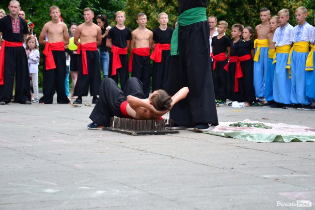 Цегла, скло та цвяхи: лучан вразив виступ учнів школи козацьких бойових мистецтв