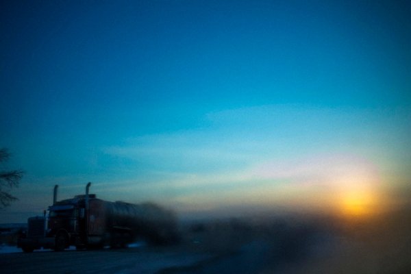 Вантажівка, припаркована на узбіччі дороги, сфотографована через замерзле скло під час сходу сонця в Уіллістоні, Північна Дакота, 14 березня 2013. SHANNON STAPLETON, США