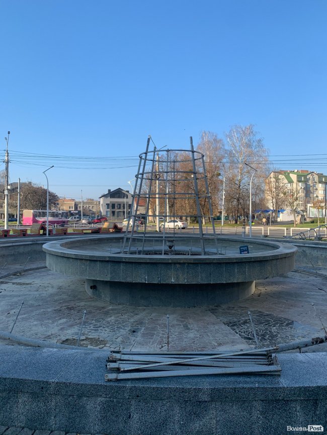 У Луцьку монтують новорічну ялинку. ФОТО