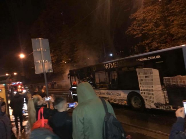 У Львові на ходу загорілася маршрутка. ФОТО. ВІДЕО