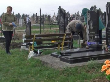 Готуються до Провідної неділі: у Луцькому районі впорядковують кладовище