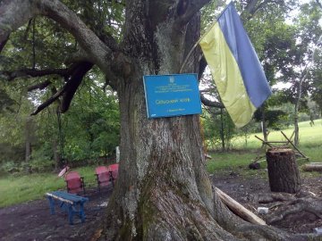 Старі понищені меблі просто неба: як у селі на Волині  діти облаштували клуб. ФОТО