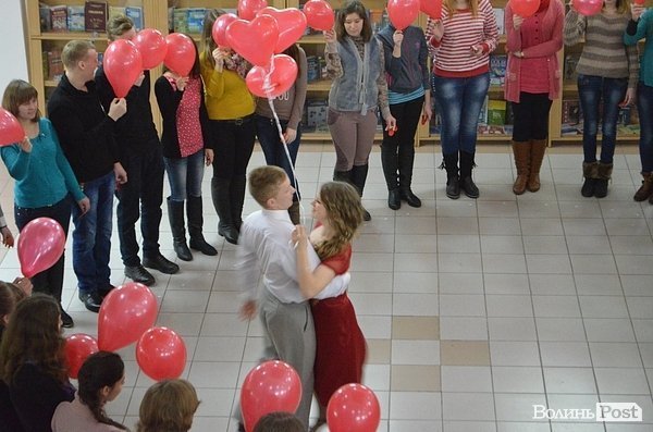 У Луцьку студенти влаштували флешмоб до Дня Валентина. ФОТО