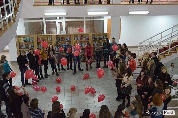 У Луцьку студенти влаштували флешмоб до Дня Валентина. ФОТО