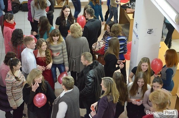 У Луцьку студенти влаштували флешмоб до Дня Валентина. ФОТО